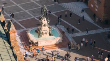 Bologna, İtalya - 1 Kasım 2024: Bologna 'nın eski kenti Emilia Romagna' daki Piazza del Nettuno 'nun gündoğumunda Neptün Çeşmesi ve turistlerle birlikte havadan görünüşü. Avrupa 'da seyahat hedefi.