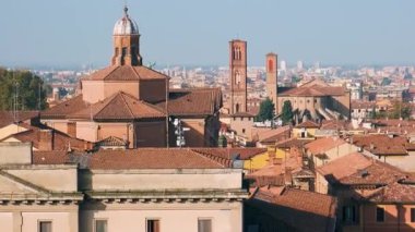 İtalya 'nın Emilia Romagna kentindeki Bologna şehrinin tarihi manzarası, terracotta çatıları, renkli cepheleri, kuleleri ve yumuşak güneş ışığı altındaki kilise kubbesi. İtalyan mimarisi. Seyahat hedefi