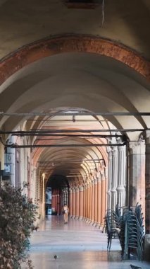 İtalya, Emilia Romagna, Bologna 'daki Piazza Santo Stefano' daki Portico sütunları. Porticolar kemerli yol. İtalyan mimarisi. Dikey oryantasyon. Avrupa 'da seyahat hedefi.