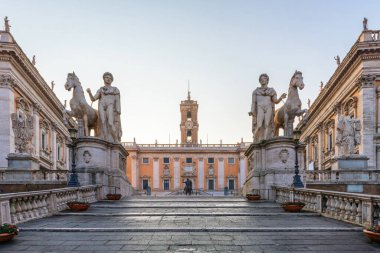 Cordonata merdiveni Capitoline Hill meydanındaki Piazza del Campidoglio 'ya çıkıyor. Roma şehrinde tarihi heykeller ve tarihi mimari eserlerle birlikte. Gün doğumunda. İtalyan mimarisi. Seyahat