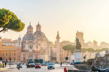 Roma sabah sahnesi Piazza Venezia bölgesinde, Trajan Forum 'unda Meryem' in En Kutsal İsminin Kilisesi 'ne ve Roma' da Santa Maria di Loreto 'ya doğru, Trajans Sütunu ve giden arabalarla,
