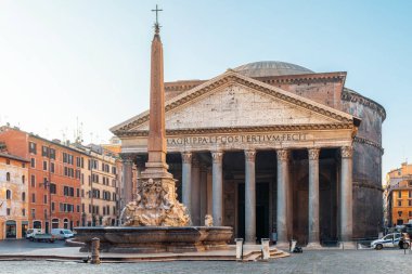 Roma Panteonu Rotonda Meydanı, İtalya. Gün doğumunda fıskiyeli ve antik dikilitaşlı Piazza della Rotonda. İtalyan mimarisi. Avrupa 'da seyahat ve turistik dönüm noktası. 