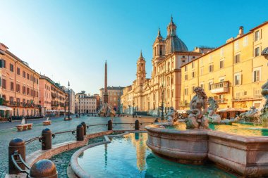 Neptün Çeşmesi ile Piazza Navona, Agone 'daki Barok Kilisesi ve Roma' daki antik Mısır dikilitaşı, gün doğumunda İtalya. Fontana del Nettuno İtalyan meydanında. Seyahat hedefi.