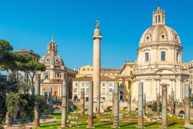 Roma 'daki Trajan Forum' unda Barok kiliseleri ve İtalyan mimarisi olan antik Roma harabeleri ve Trajanlar. Gün doğumunda Roma şehir manzarası. Avrupa 'da seyahat ve turistik dönüm noktası.