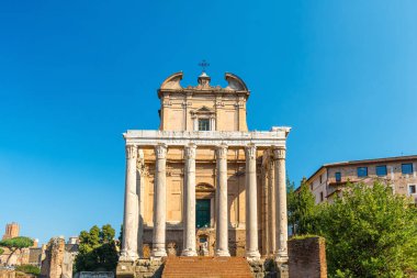 Mermer sütunlar ve barok eklemelerle antik Roma tapınağı cephesi. Antoninus ve Faustina Tapınağı, İtalya 'nın Roma Forumu' nun en çarpıcı antik kalıntılarından biri. Turistik dönüm noktası.