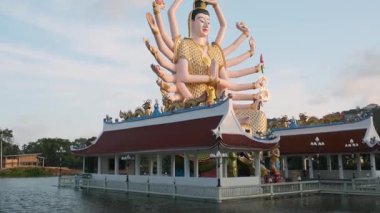 Doğu Asya Budizmi 'ndeki Merhamet ve Merhamet Tanrıçası Guanyin' in dev heykeli. Tayland 'da Koh Samui adasında bulunan Koh Samui adasındaki su gölü ile çevrili Wat Plai Laem tapınağında 18 kollu. Seyahat ve