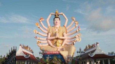 Doğu Asya Budizmi 'ndeki Merhamet ve Merhamet Tanrıçası Guanyin' in renkli heykeli Tayland 'daki Koh Samui adasındaki Wat Plai Laem tapınağında 18 kollu. Seyahat ve turistik dönüm noktası.
