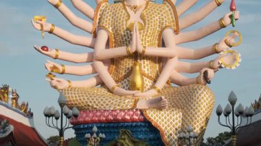 Doğu Asya Budizmi 'ndeki Merhamet ve Merhamet Tanrıçası Guanyin' in Tayland 'daki Koh Samui adasındaki Wat Plai Laem tapınağında 18 kollu heykelini kapatın. Seyahat ve turistik dönüm noktası.