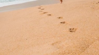 Tayland 'daki Koh Samui adasında turkuaz suyla kumlu sahilde yürüyen erkek turist. Chaweng Noi sahilinde bir erkek yolcu. Asya 'da yaz tatili.