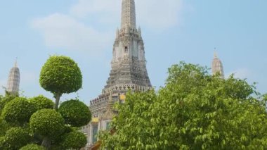 Geleneksel Tayland Budist mimarisi ve Asya 'daki yemyeşil bitkilerle Bangkok' taki Wat Arun Tapınağı. Popüler seyahat simgesi .