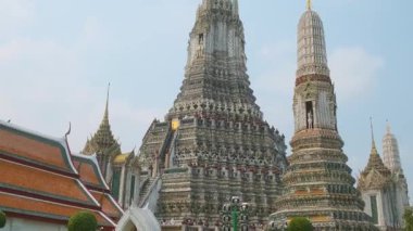 Wat Arun Şafak Tapınağı, Tayland, Asya 'da Chao Phraya nehrinin kıyısında geleneksel Tayland Budist mimarisi ile birlikte. Popüler seyahat ve turizm simgesi .