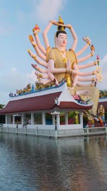 Doğu Asya Budizmi 'ndeki Merhamet ve Merhamet Tanrıçası Guanyin' in dev heykeli. Tayland 'da Koh Samui adasında bulunan Koh Samui adasındaki su gölü ile çevrili Wat Plai Laem tapınağında 18 kollu. Dikey
