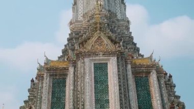 Bangkok 'taki Wat Arun Şafak Tapınağı' nı Chao Phraya nehrinin kıyısındaki geleneksel Tayland Budist mimarisi ile kapatın. Popüler seyahat ve turizm simgesi .
