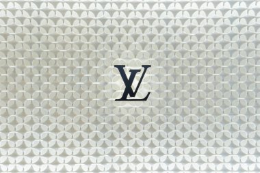 Bangkok, Tayland - 19 Mart 2025: Louis Vuitton logosu Bangkok 'taki alışveriş merkezinde lüks ve minimalist estetiğe sahip modern beyaz geometrik duvar. Basitlik yoluyla lüks marka.