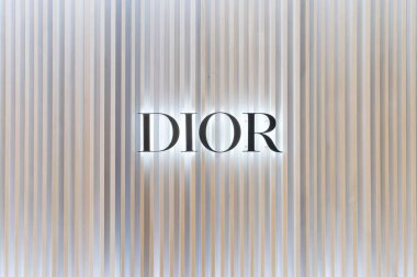 Bangkok, Tayland - 19 Mart 2025: Bangkok 'taki alışveriş merkezinde lüks ve minimalist estetiğe sahip beyaz geometrik duvarda Dior mağaza logosu. Basitlik yoluyla lüks marka.