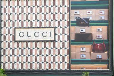 Bangkok, Tayland - 20 Şubat 2025: Bangkok 'taki alışveriş merkezinde mermer geometrik duvar desenli ve lüks el çantası reklamlı Gucci mağazası. Lüks moda butik dış görünüş.