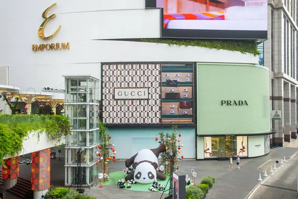 Bangkok, Tayland - 20 Şubat 2025: Gucci ve Prada mağazaları, Bangkok 'ta dekoratif panda tesisatı ve lüks markalaştırılmış Emporium lüks alışveriş merkezinde. Lüks moda butiği.