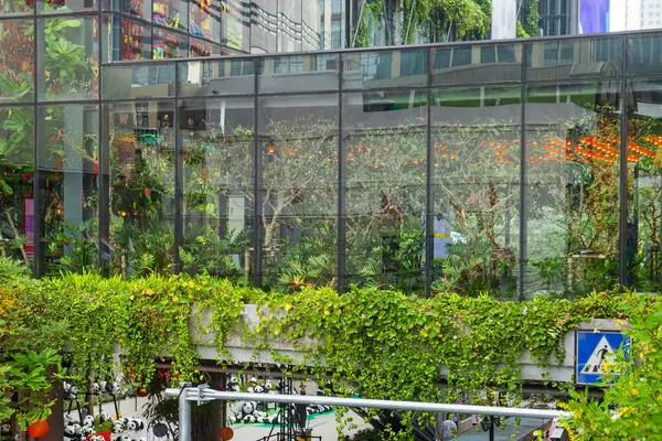 Çok katmanlı yeşil kentsel alan, cam duvarlı bahçe, şehir caddesinin üzerine dikilmiş balkon dikey şehir manzarası içinde, Bangkok, Tayland. Yeşil şehir ve