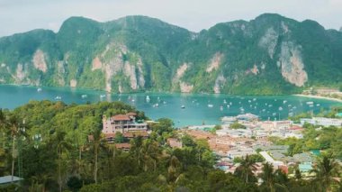 Andaman Denizi, Krabi, Tayland 'daki lüks tatil beldeleri ve yatlarıyla tropikal ada Phi Phi Don' un havadan görünüşü. Asya 'da popüler turistik tatil beldesi.