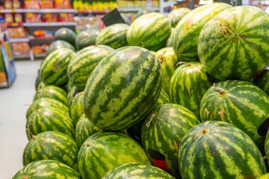 Süpermarkette satılığa çıkarılmış taze karpuzlar. Tazelik, Tayland 'daki bakkalda bolluk. Yiyecek perakendecisi.