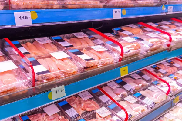Organik tavuk eti paketi süpermarket buzdolabı raflarında düzgünce düzenlenmiş. Tayland 'daki bakkalda taze kümes hayvanlarını göster. Yiyecek perakendecisi.