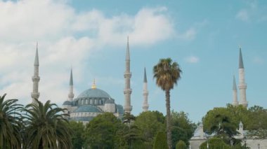 İstanbul, Türkiye 'deki yeşil bahçeler arasında Mavi Cami veya Sultan Ahmed de var. Popüler Müslüman turizm simgesi, Türkiye.