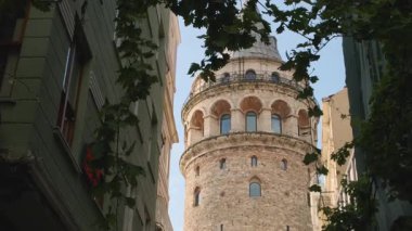 İstanbul 'un eski kenti Galata Kulesi. İstanbul 'un Beyoğlu ilçesinde ortaçağ mimarisi. Popüler turistik dönüm noktası.
