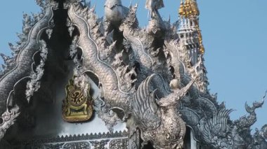 Gümüş Tapınak çatısındaki süslü gümüş ejderha oymalarını Chiang Mai, Tayland 'daki karmaşık ejderha oymaları ve detaylı metal işleriyle kapatın. Wat Sri Suphan Budist Tapınağı. Asya mimarisi