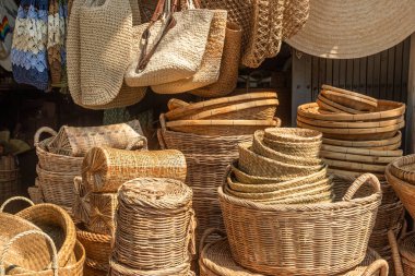 Chiang Mai, Tayland 'daki geleneksel pazarda el yapımı sepetler, tepsiler, şapkalar ve çantalar sergileniyor. El yapımı mallar, geleneksel işçilik, sürdürülebilirlik, yerel pazarlar ve eko