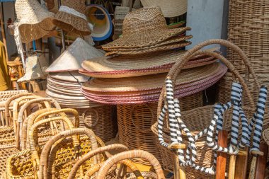 Chiang Mai, Tayland 'daki geleneksel pazarda el yapımı hasır şapkalar, sepetler ve bastonlar sergileniyor. El yapımı mallar, geleneksel işçilik, sürdürülebilirlik, yerel pazarlar ve eko