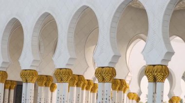 Şeyh Zayed Büyük Camii 'nin ayrıntıları. Abu Dabi, BAE' deki altın palmiye ağacı sütunları ve kemerleriyle süslenmiş. İslam sanatı ve mimarisi. Popüler Arap simgesi.