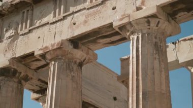 Atina, Yunanistan 'daki Akropolis' teki Parthenon tapınağının sütunlarına yakın durun. Antik Yunan mimarisi. Popüler seyahat ve turistik dönüm noktası.