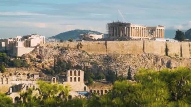 Yunanistan 'daki Atina Akropolü' nün tepesinde Parthenon tapınağı bulunuyor. Antik Yunan mimarisi. Avrupa 'da popüler yaz tatili tatil beldesi.