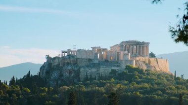Atina 'nın Akropolü, güneş doğarken tepedeki Parthenon tapınağıyla birlikte. Antik Yunan mimarisi. Avrupa 'da popüler yaz tatili tatil beldesi.