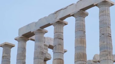 Cape Sounion, Attica, Yunanistan 'daki Poseidon Tapınağı Sütunları. Antik Yunan mimarisi. Yunan deniz tanrısı sütunlu antik tapınağın kalıntıları. Kapatın. Popüler seyahat ve turistik
