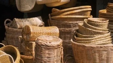 Chiang Mai, Tayland 'daki geleneksel pazarda sergilenen el yapımı hasır sepetler, tepsiler, şapkalar ve dokuma çantaları. El yapımı mallar, geleneksel işçilik, sürdürülebilirlik, yerel