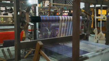 Geleneksel ipek fabrikasında dokuma tezgahında renkli ipek iplikler ve ahşap el dokuma tezgahları, Chiang Mai, Tayland. El yapımı işçilik, tekstil üretim sanatı, sürdürülebilir vintage imalat.