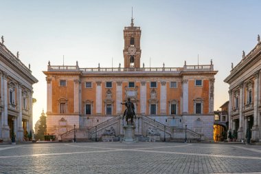 Capitoline Hill Meydanı 'ndaki Piazza del Campidoglio' da antik heykeller ve tarihi mimariyle gün doğumunda Roma, İtalya 'da. İtalyan mimarisi. Seyahat hedefi.
