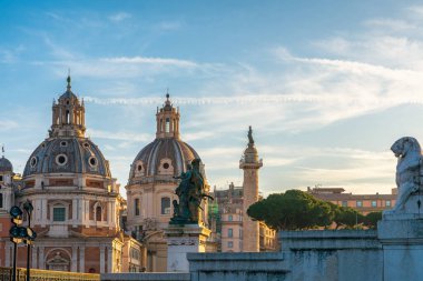 Trajan Forum 'unda Meryem' in En Kutsal İsminin Kubbeleri ve Roma 'da Santa Maria di Loreto, gün doğumunda Trajans Sütunu ile birlikte. İtalyan mimarisi. Seyahat ve turistik dönüm noktası