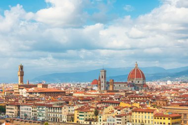 Floransa şehrinin gökyüzü bulutlu, Toskana, İtalya 'nın altında ünlü kırmızı kaplama Duomo ve Palazzo Vecchio ile manzaralı gökyüzü. Firenze 'nin eski kasabasındaki Santa Maria del Fiore Katedrali. İtalyanlar