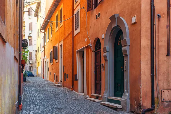 Renkli ve terracotta binaları, kırsal ahşap panjurları, kemerli kapıları ve İtalya 'nın Roma kentindeki geleneksel Avrupa mimarisi ile büyüleyici dar kaldırım taşı caddeleri. Avrupa 'da seyahat hedefi.