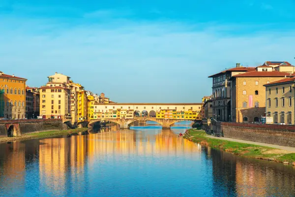 Arno nehri üzerindeki renkli Ponte Vecchio köprüsü Floransa, Toskana, İtalya 'daki su ve tarihi binaları yansıtıyor. Firenze eski kasaba. İtalyan mimarisi. Seyahat ve turistik dönüm noktası
