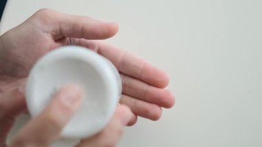 İlaç şişesinden çeşitli renkli besin maddeleri ve kapsüller döken bir adam. Besin takviyeleri, haplar ve tablet ile bir avuç dolusu tıp uzmanı. Sağlık desteği ve tedavi kavramı