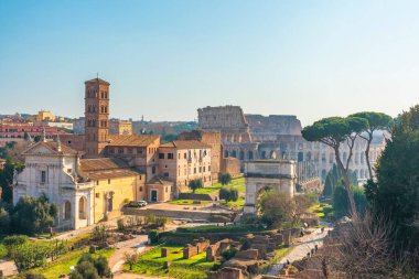 Kolezyum, Titus Kemeri, Bazilika ve Santa Francesca Romana 'nın çan kulesi ile birlikte Roma' nın Palatine Tepesi 'nden gün doğumunda görülür. İtalyan mimarisi. Popüler turistik ve