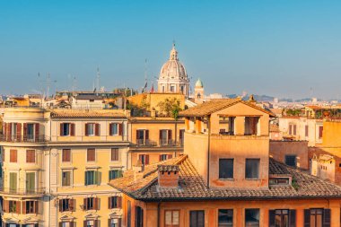 Renkli tarihi binaların çatısı ve güneş ışığı altında kilise kubbesi, Roma şehri, İtalya. İtalyan mimarisi. Avrupa 'da popüler seyahat ve turistik durak.