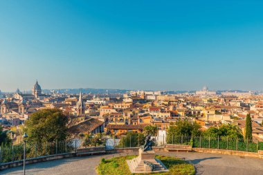 Roma 'nın panoramik manzarası kubbeler, çatılar, Pincio Terrace ve gün doğumunda yumuşak güneş ışığı altındaki tarihi binalar, İtalya' nın Pincian tepesinden görülüyor. Popüler seyahat ve turistik durak