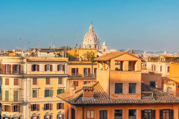 Renkli tarihi binaların çatısı ve güneş ışığı altında kilise kubbesi, Roma şehri, İtalya. İtalyan mimarisi. Avrupa 'da popüler seyahat ve turistik durak.