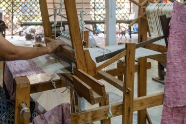 El dokuması, geleneksel ipek fabrikasında ahşap dokuma tezgahında renkli ipek kumaş yapmak, Chiang Mai, Tayland. El yapımı işçilik, tekstil üretim sanatı, sürdürülebilir vintage imalat.