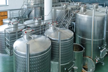 Paslanmaz çelik fermantasyonu ve modern şarap üretim fabrikasında üst geçitleri olan depolama tankları. Ermenistan 'da endüstriyel şarap üretimi. Modern şarap imalathanesi. Yiyecek ve içecek teknolojisi.