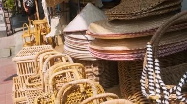 Chiang Mai, Tayland 'daki geleneksel pazarda sergilenen el yapımı hasır sepetler, hasır şapkalar ve bastonlar. El yapımı mallar, geleneksel işçilik, sürdürülebilirlik